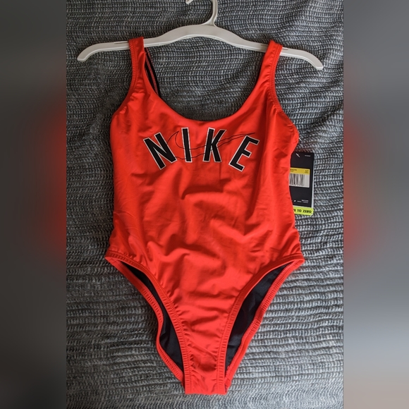 Nike Swimming logo swimsuit in red - Picture 2 of 9